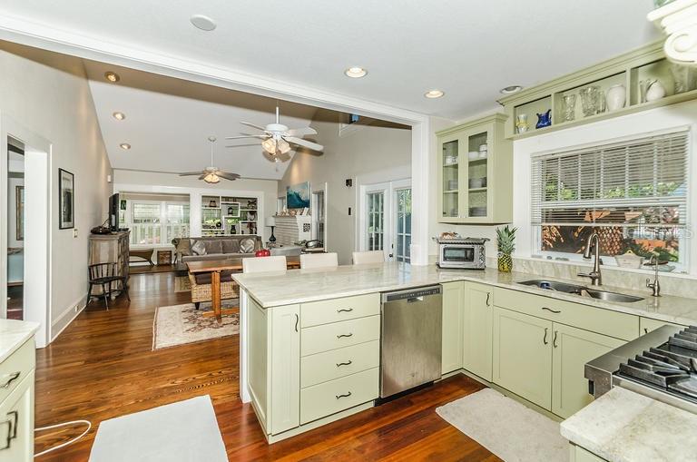 Image 8 of 27 For 305 15th Ave Street Ne