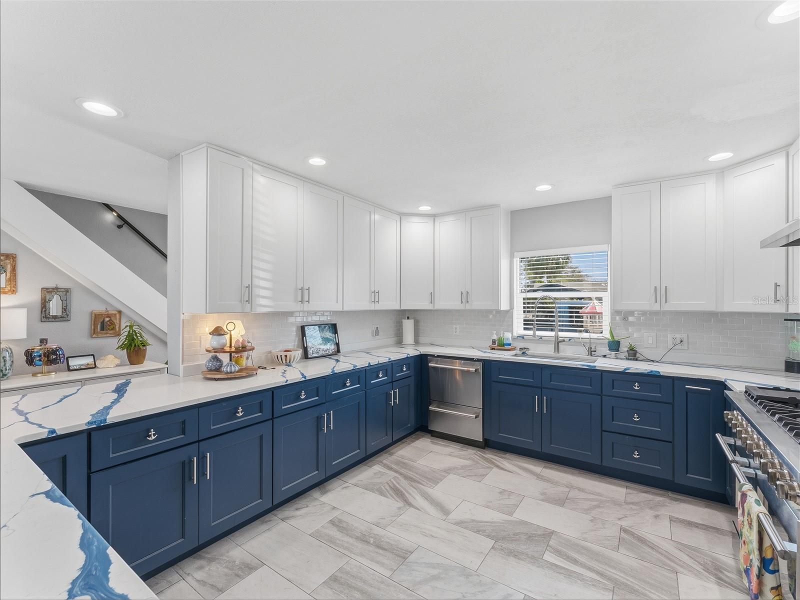 Image 18 of 75 For 3173 Gulfview Drive