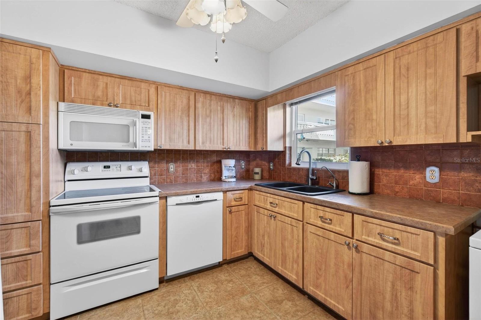 Image 4 of 40 For 2295 Americus Boulevard E 7