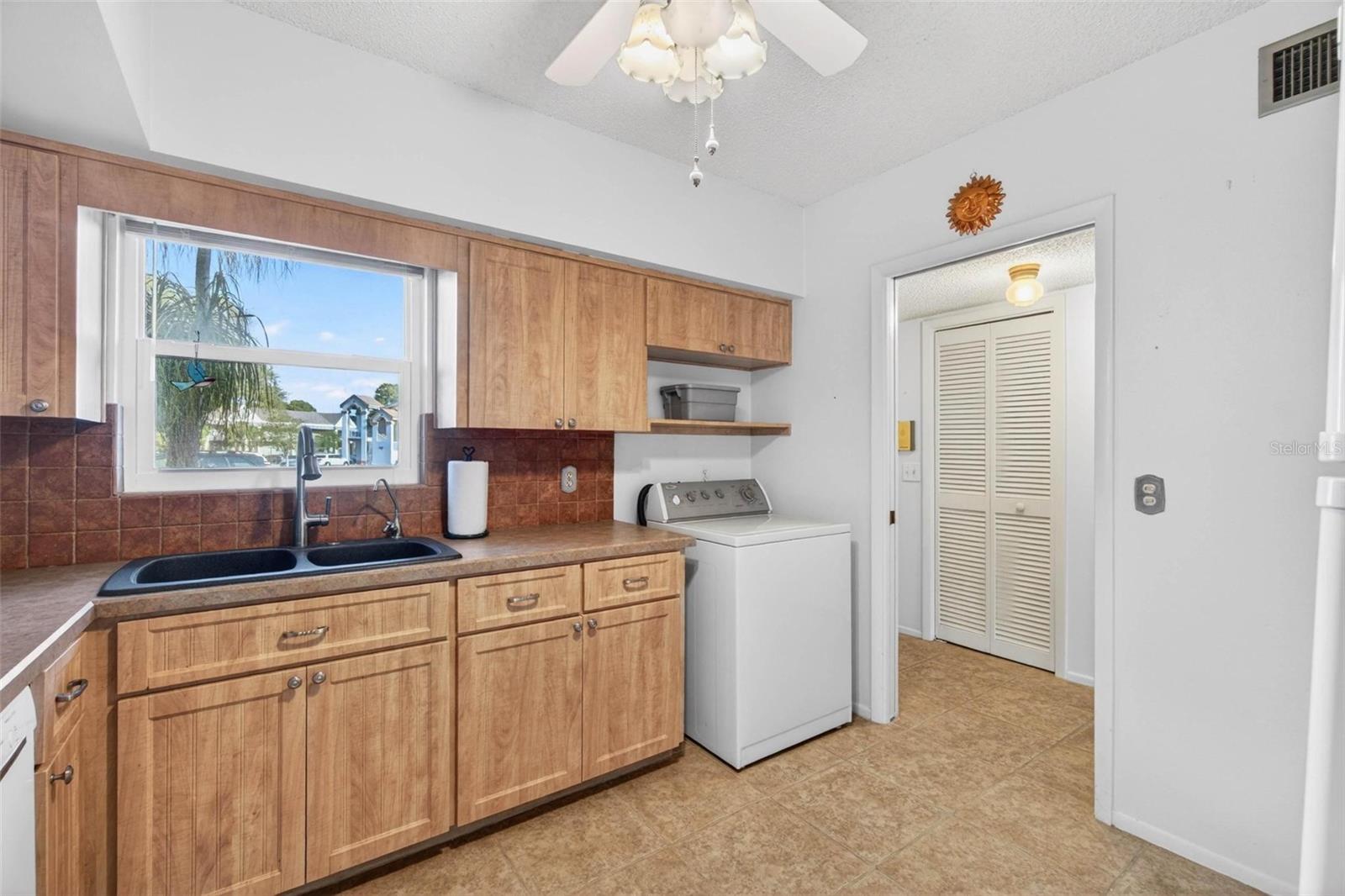 Image 5 of 40 For 2295 Americus Boulevard E 7