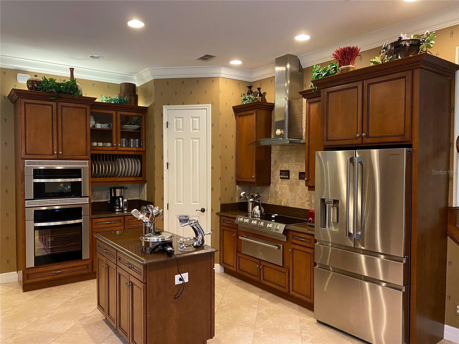 Listing photo id 21 for 21430 Draycott Way