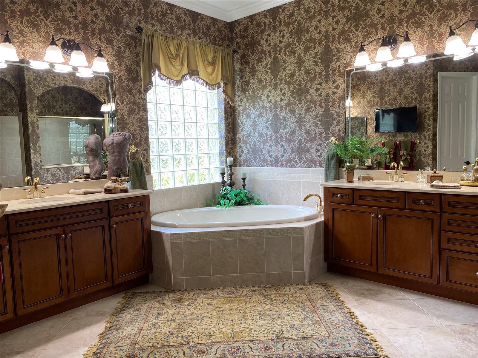 Listing photo id 43 for 21430 Draycott Way