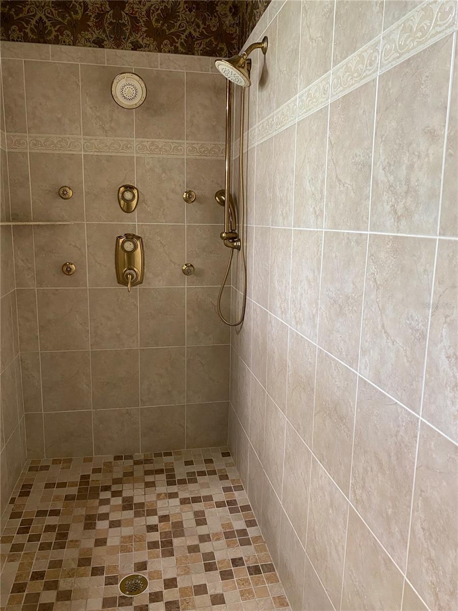 Listing photo id 45 for 21430 Draycott Way