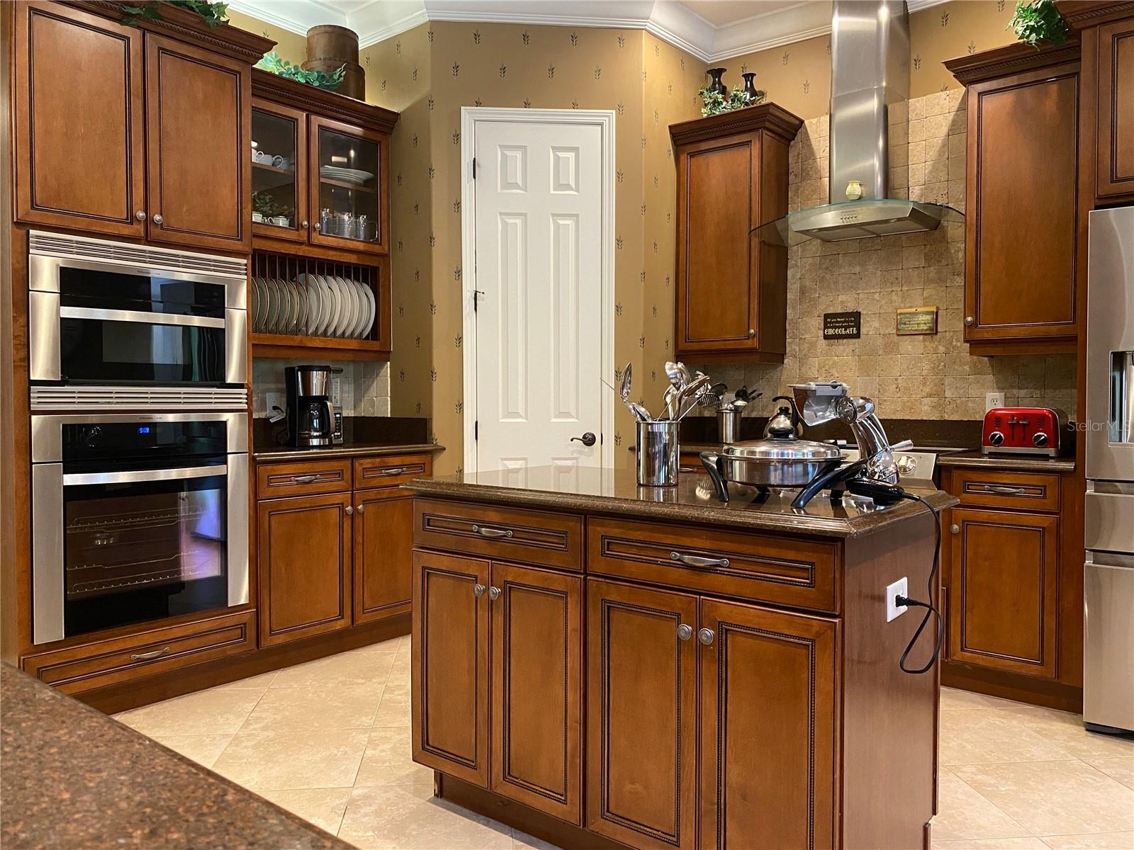 Listing photo id 78 for 21430 Draycott Way