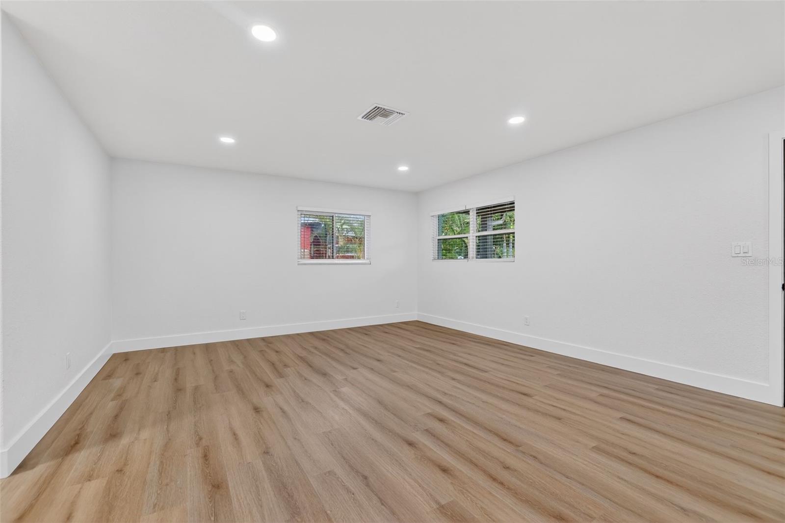 Image 16 of 28 For 5518 Pine Circle Ne