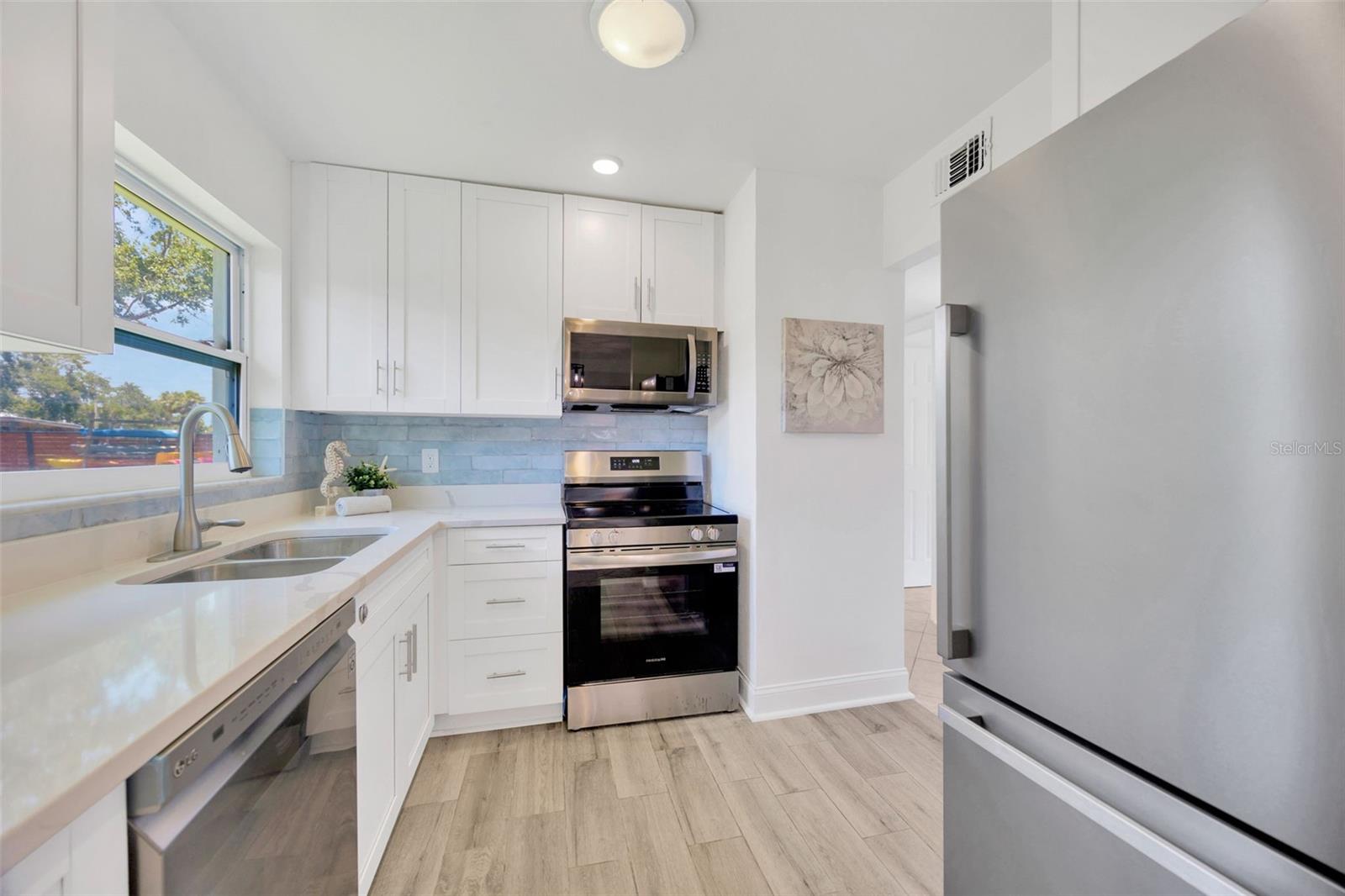 Listing photo id 8 for 9935 River Drive