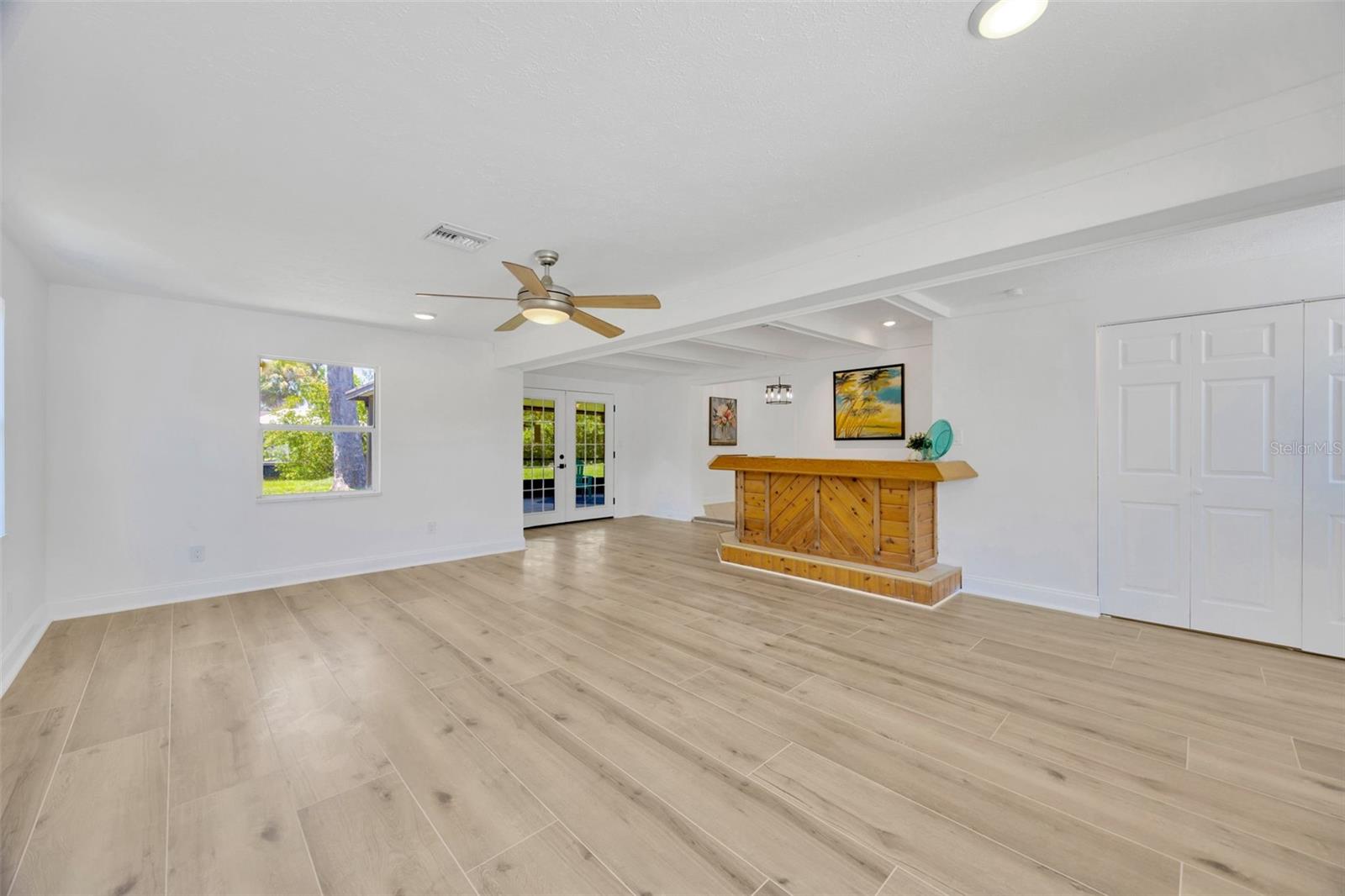 Listing photo id 13 for 9935 River Drive