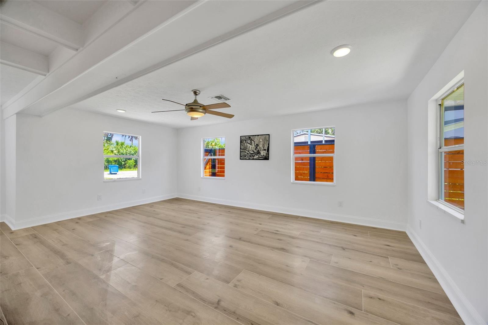 Listing photo id 14 for 9935 River Drive