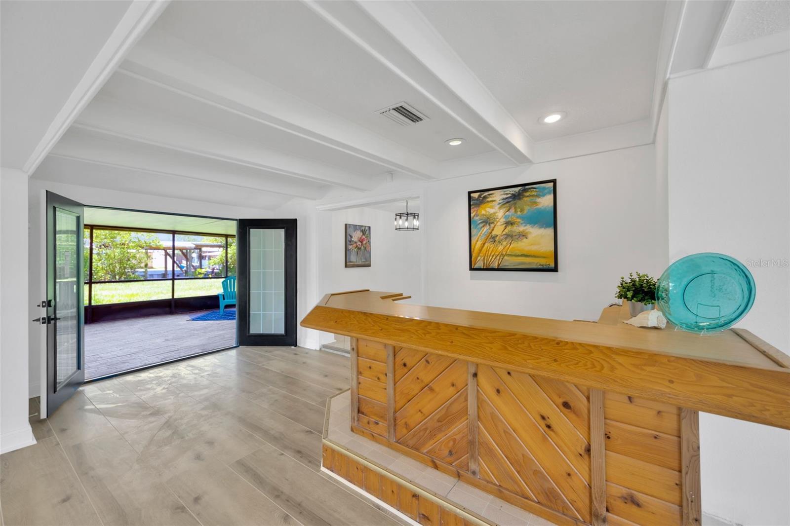 Listing photo id 3 for 9935 River Drive