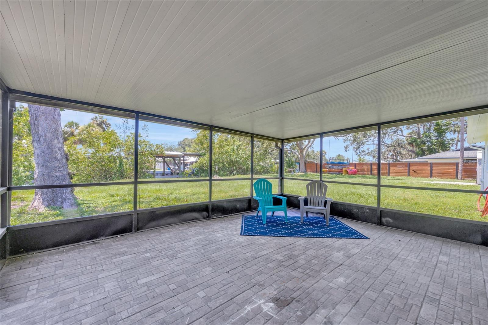 Listing photo id 4 for 9935 River Drive