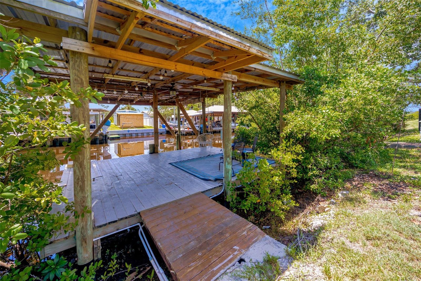 Listing photo id 5 for 9935 River Drive