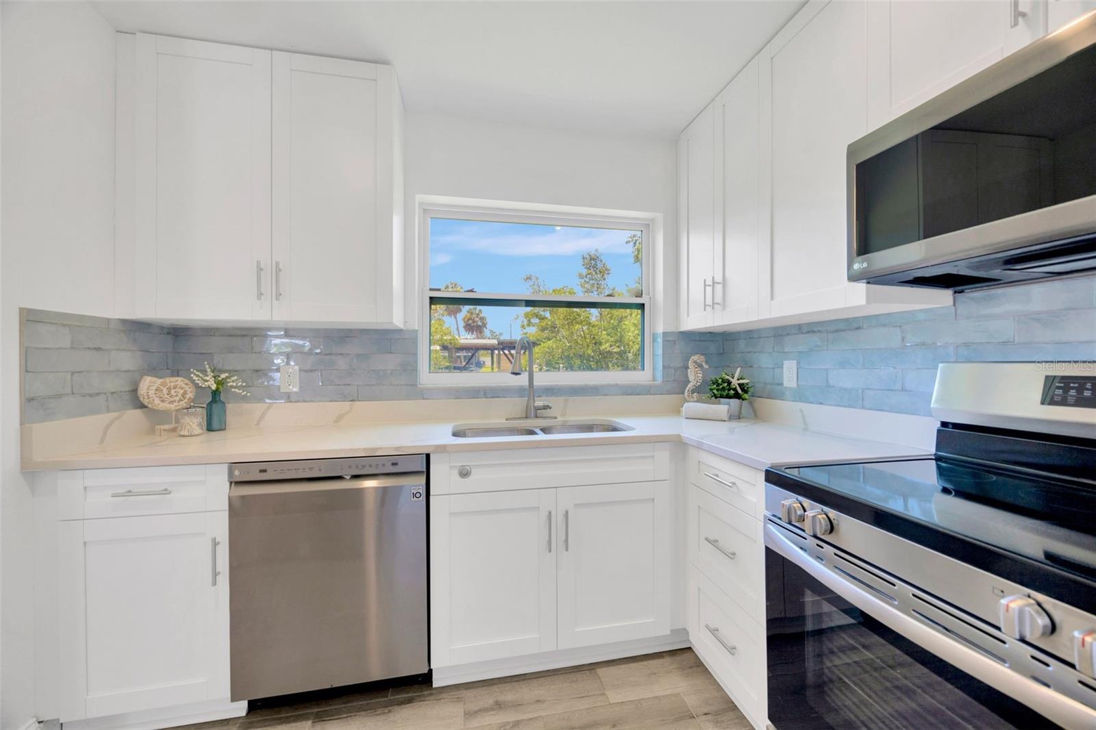 Listing photo id 7 for 9935 River Drive