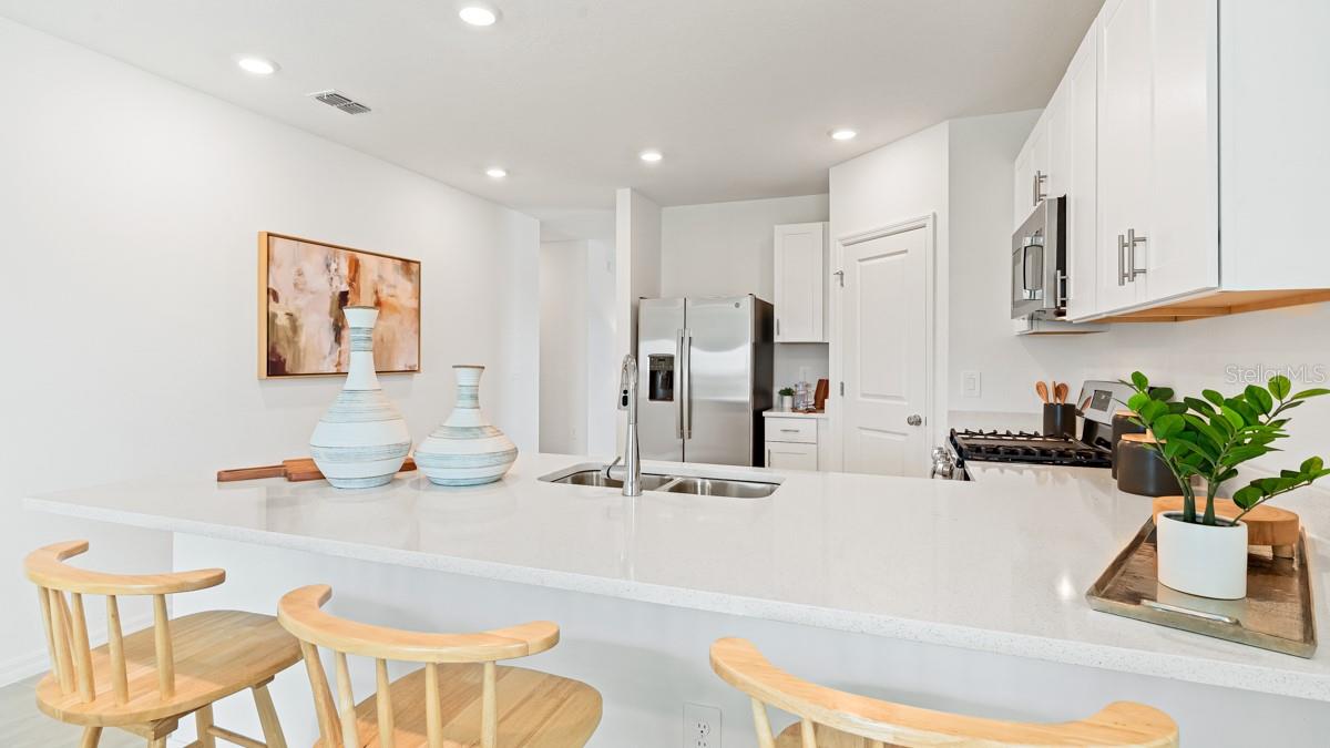 Listing photo id 11 for 13689 Tropical Breeze Way