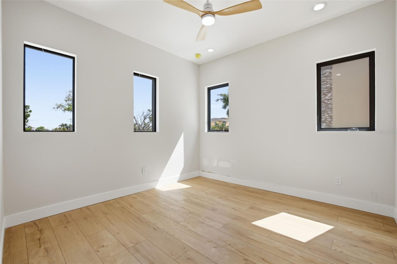 Image 24 of 49 For 1943 Shore Acres Boulevard Ne