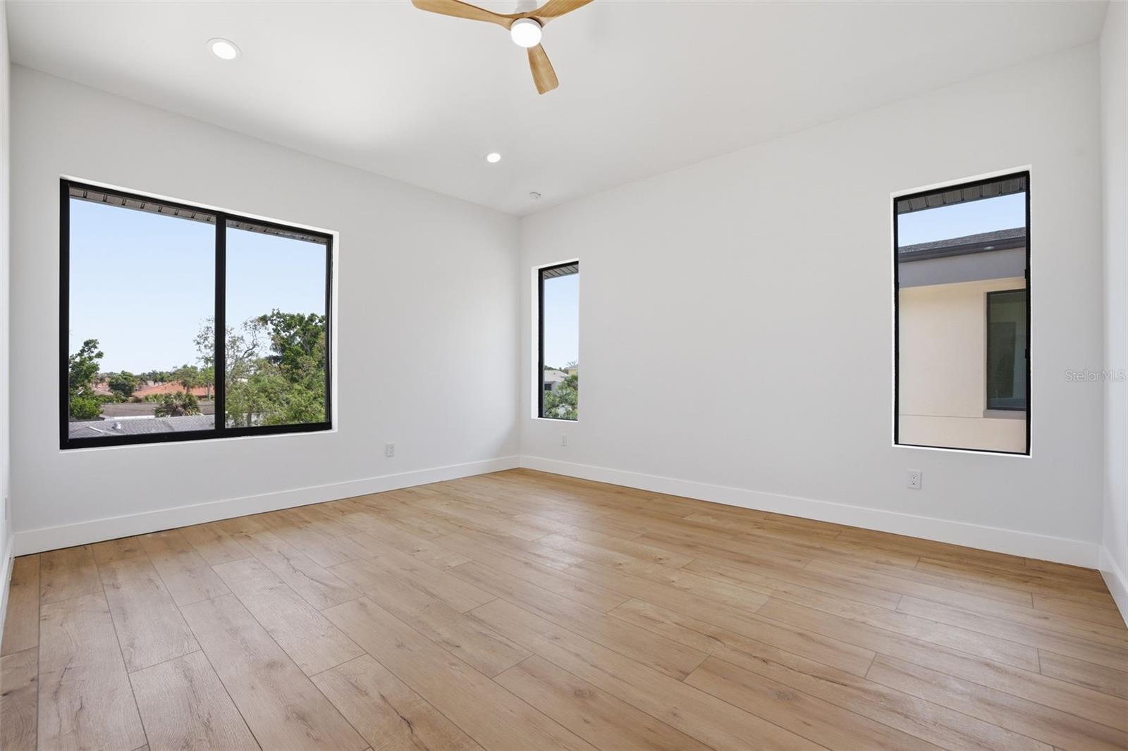 Image 32 of 49 For 1943 Shore Acres Boulevard Ne