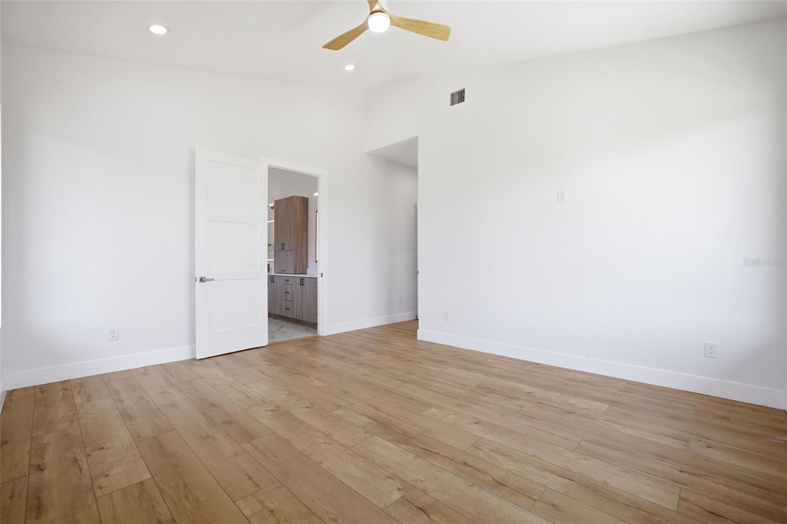 Image 33 of 49 For 1943 Shore Acres Boulevard Ne