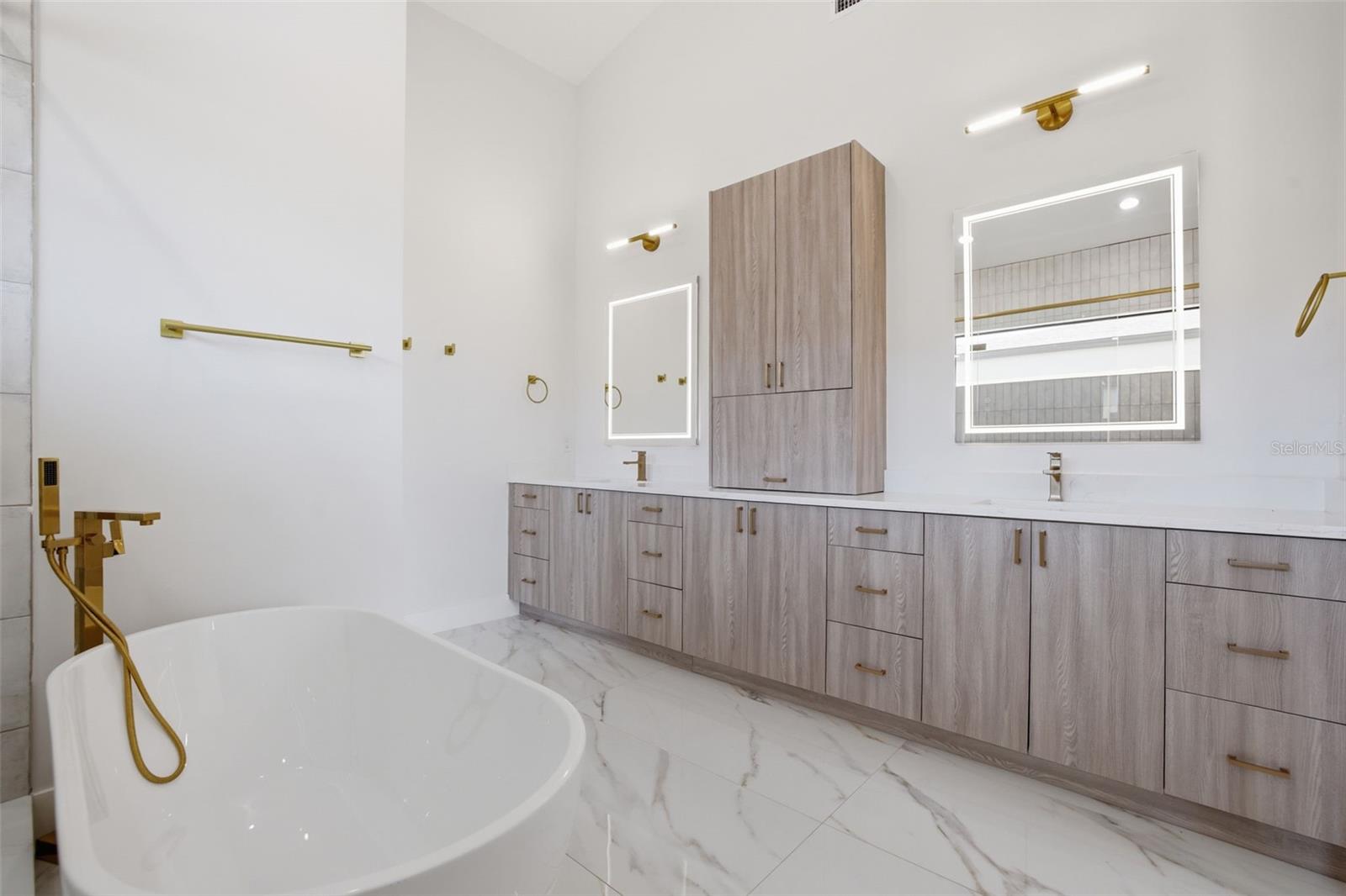 Image 34 of 49 For 1943 Shore Acres Boulevard Ne