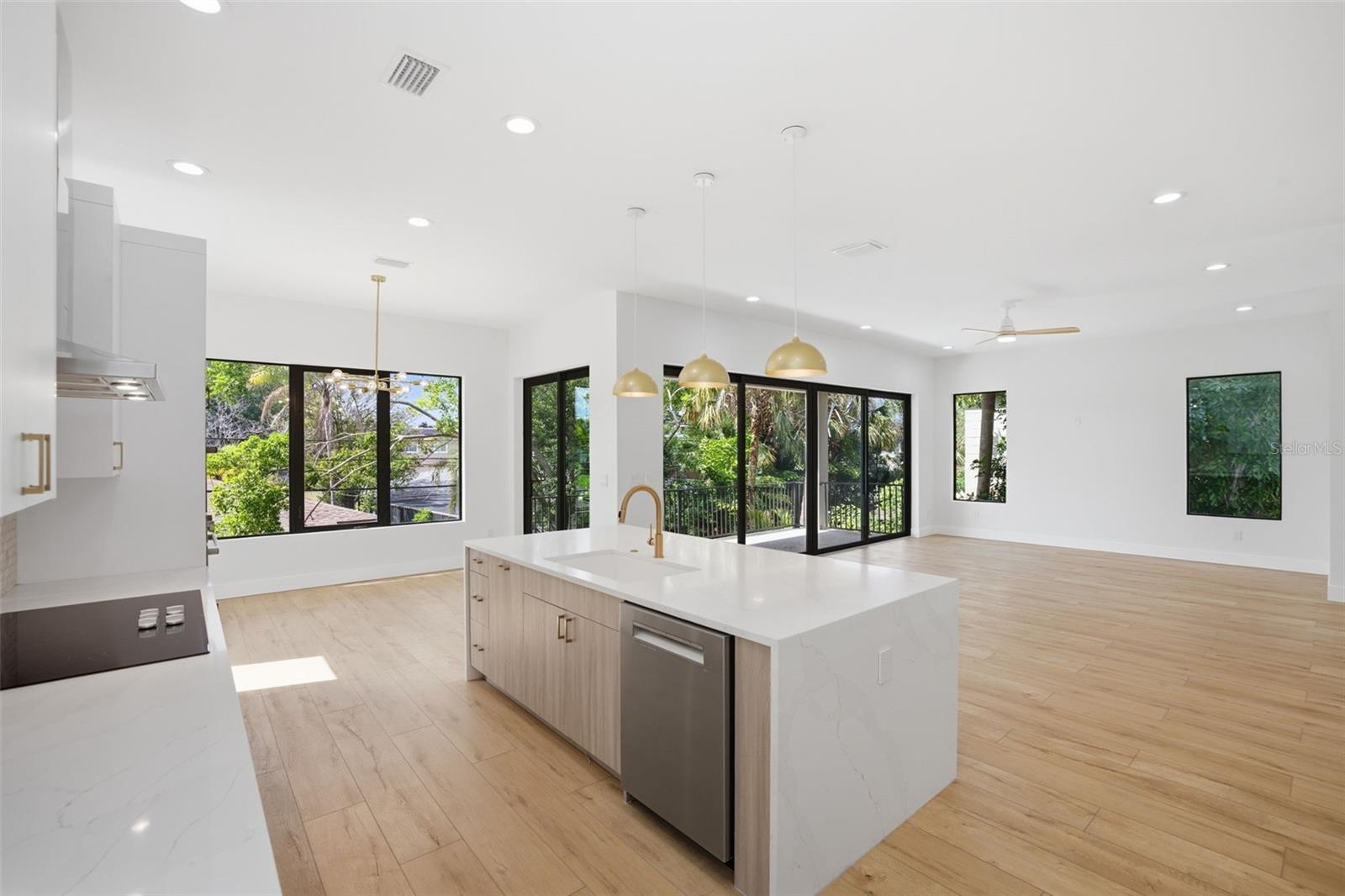 Image 4 of 49 For 1943 Shore Acres Boulevard Ne