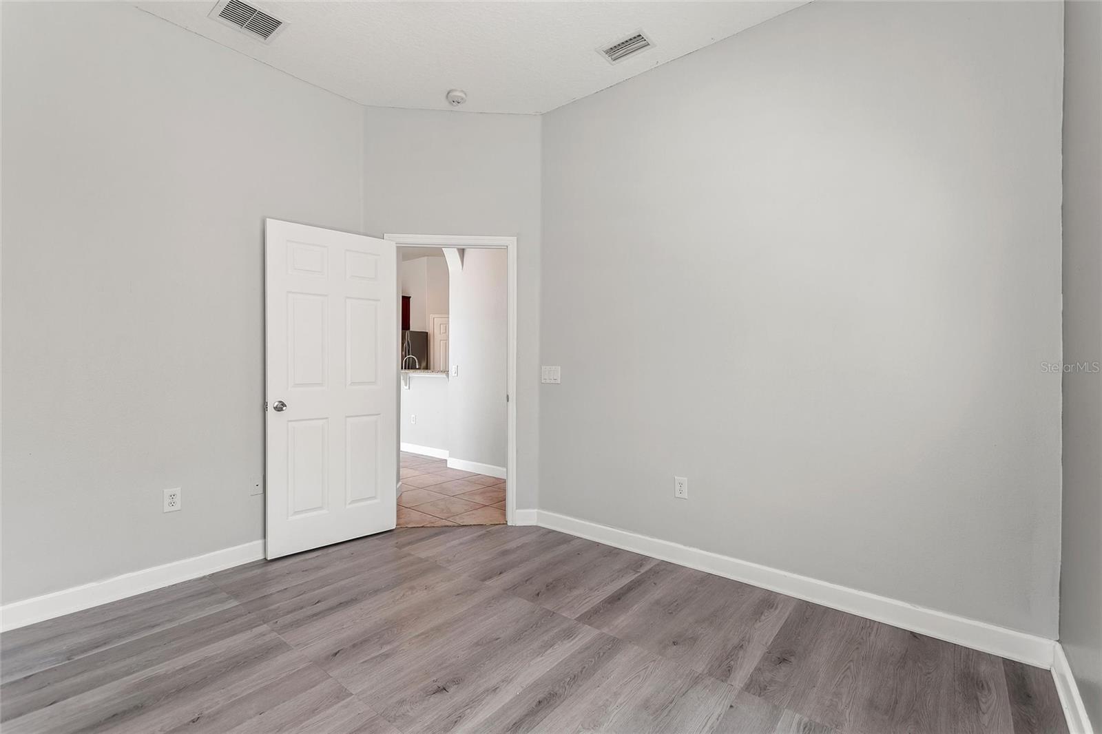 Image 78 of 92 For 419 Chelsea Avenue