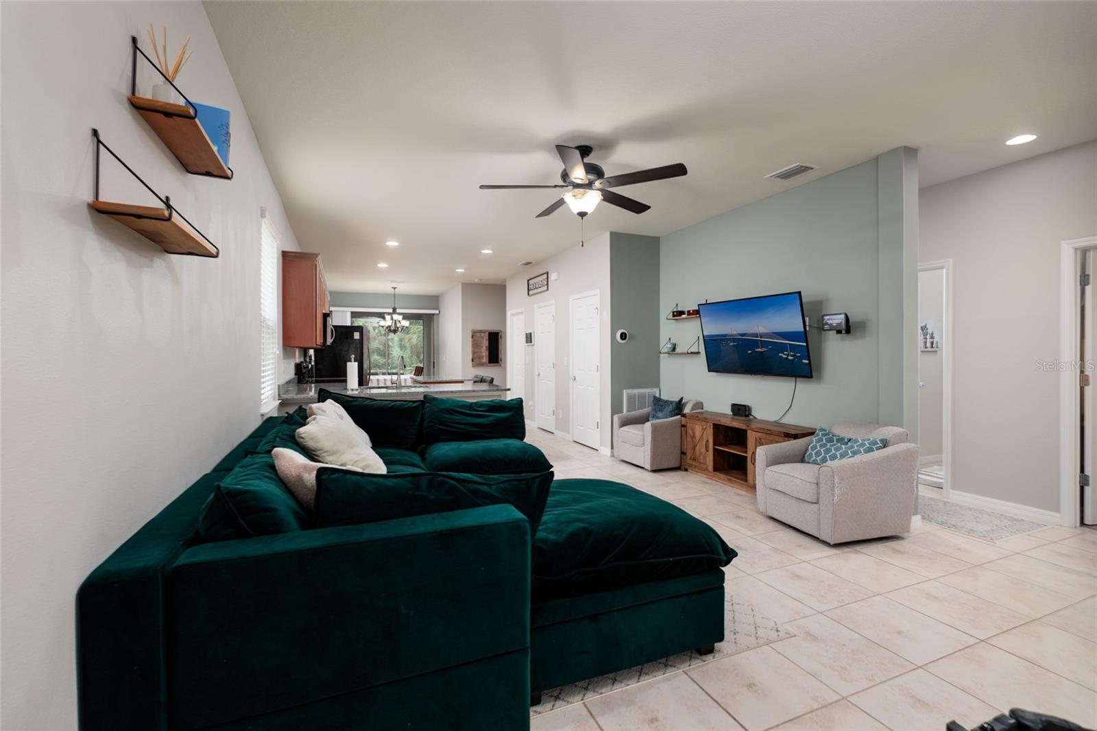 Listing photo id 4 for 6408 Yellow Buckeye Drive