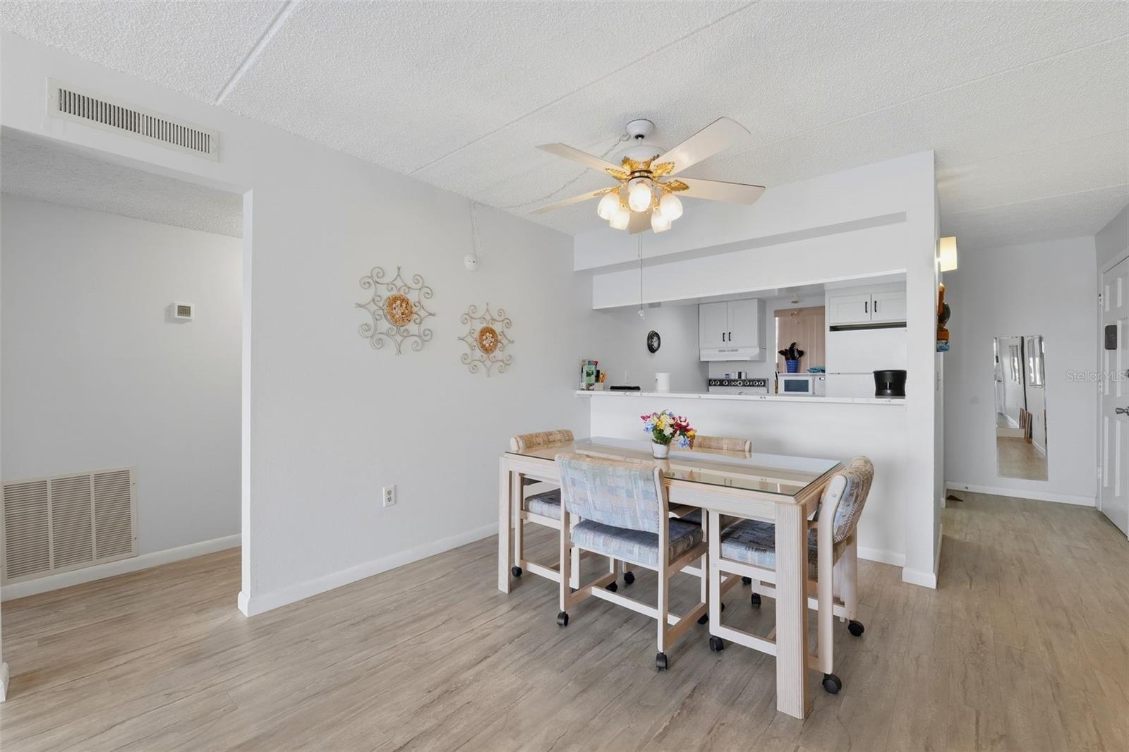 Image 12 of 31 For 12760 Indian Rocks Road 1082