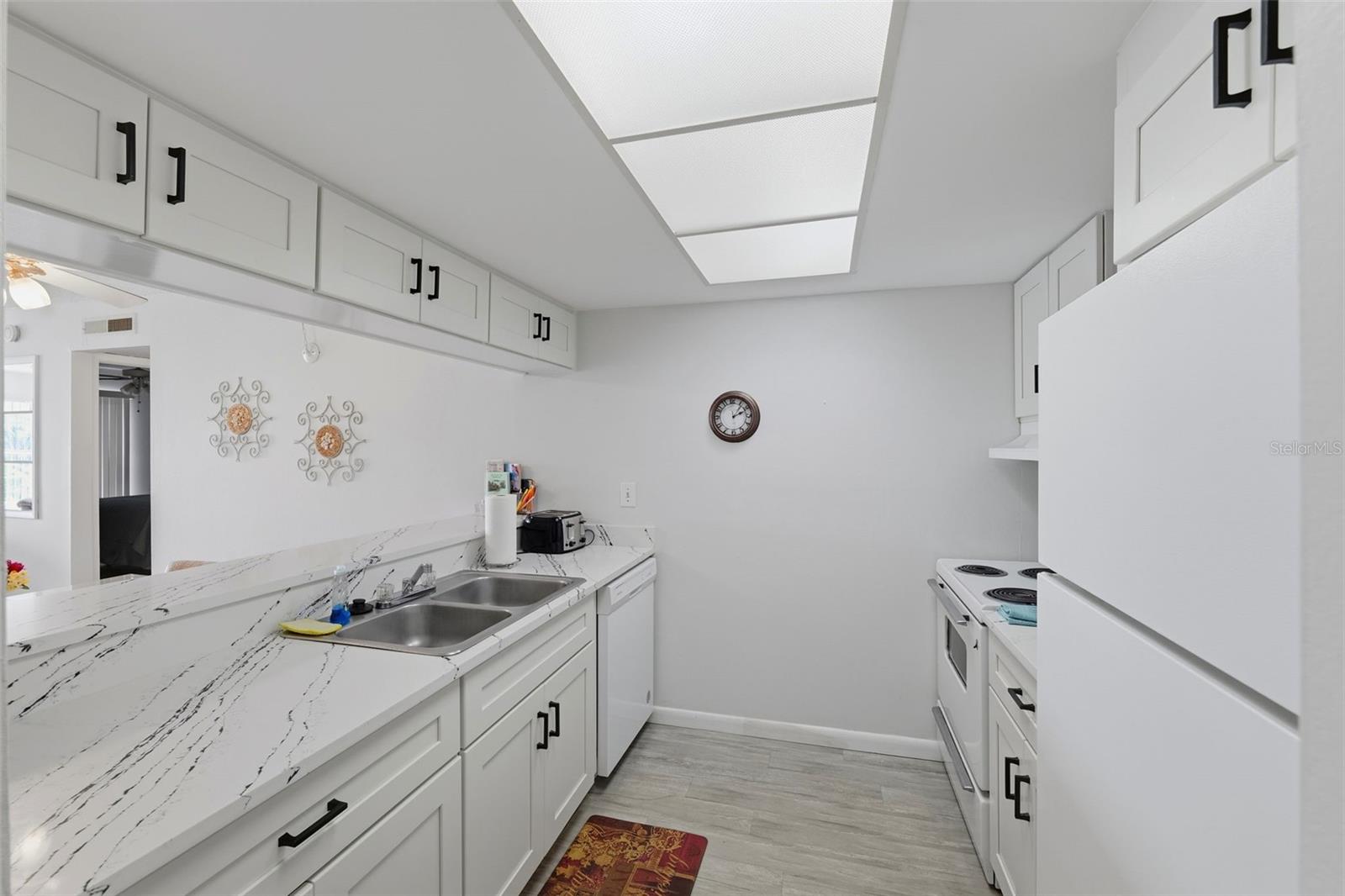 Image 5 of 31 For 12760 Indian Rocks Road 1082