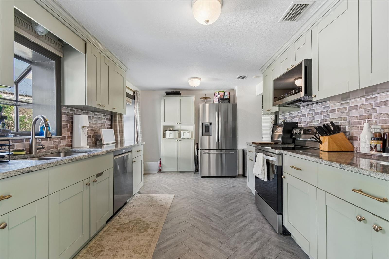 Listing photo id 8 for 2301 Eldred Drive