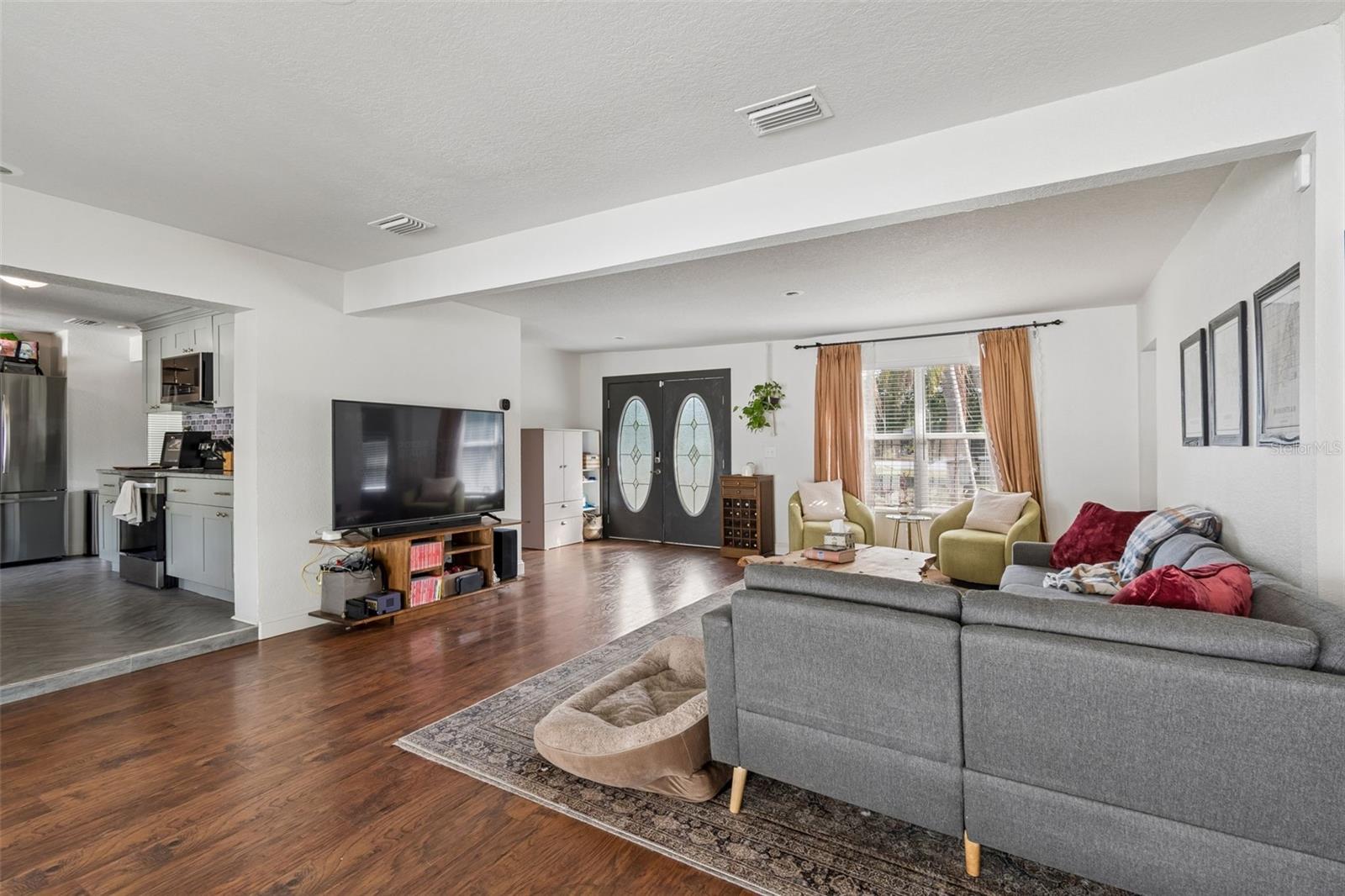 Listing photo id 2 for 2301 Eldred Drive