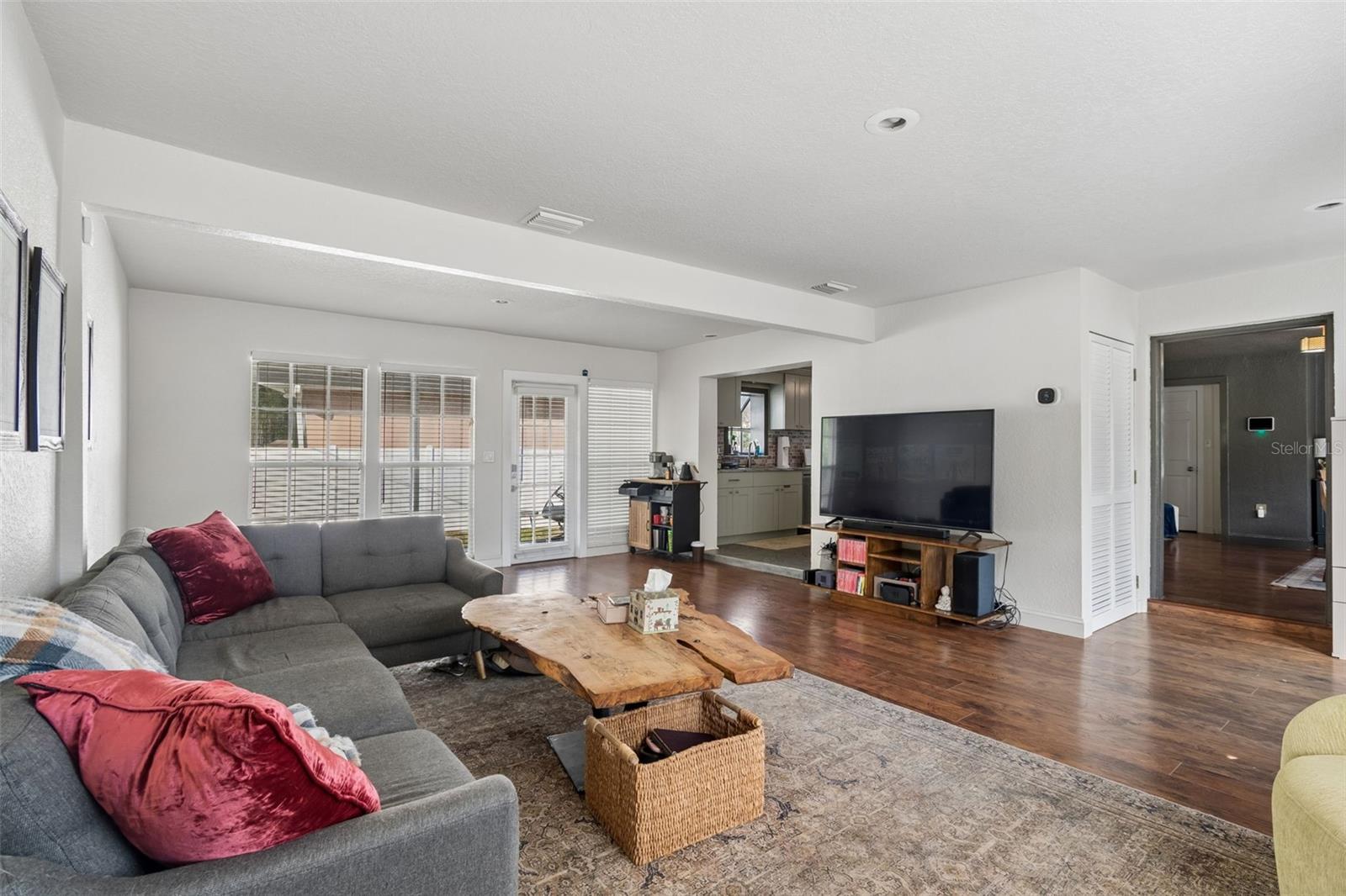 Listing photo id 3 for 2301 Eldred Drive