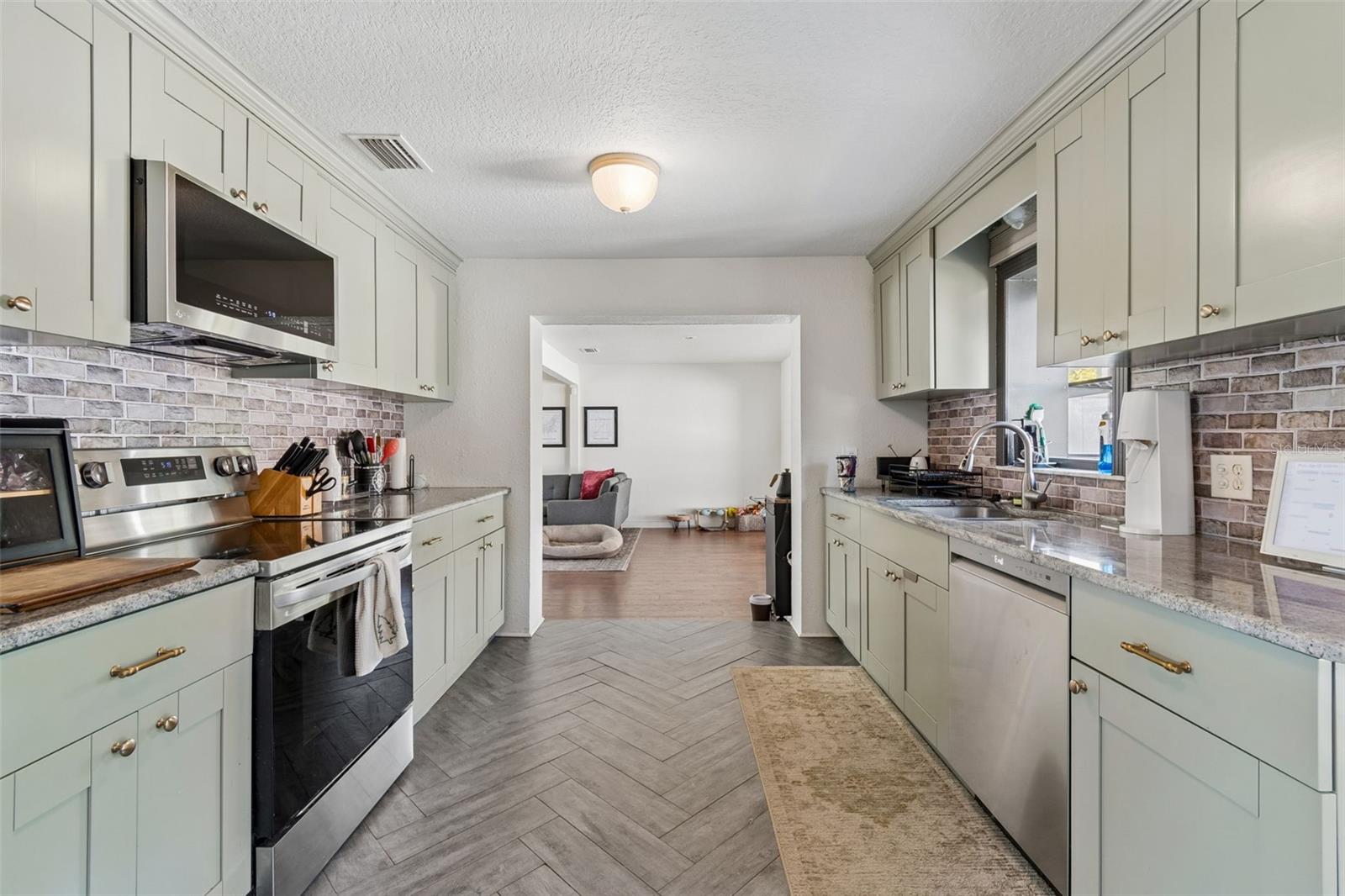 Listing photo id 5 for 2301 Eldred Drive