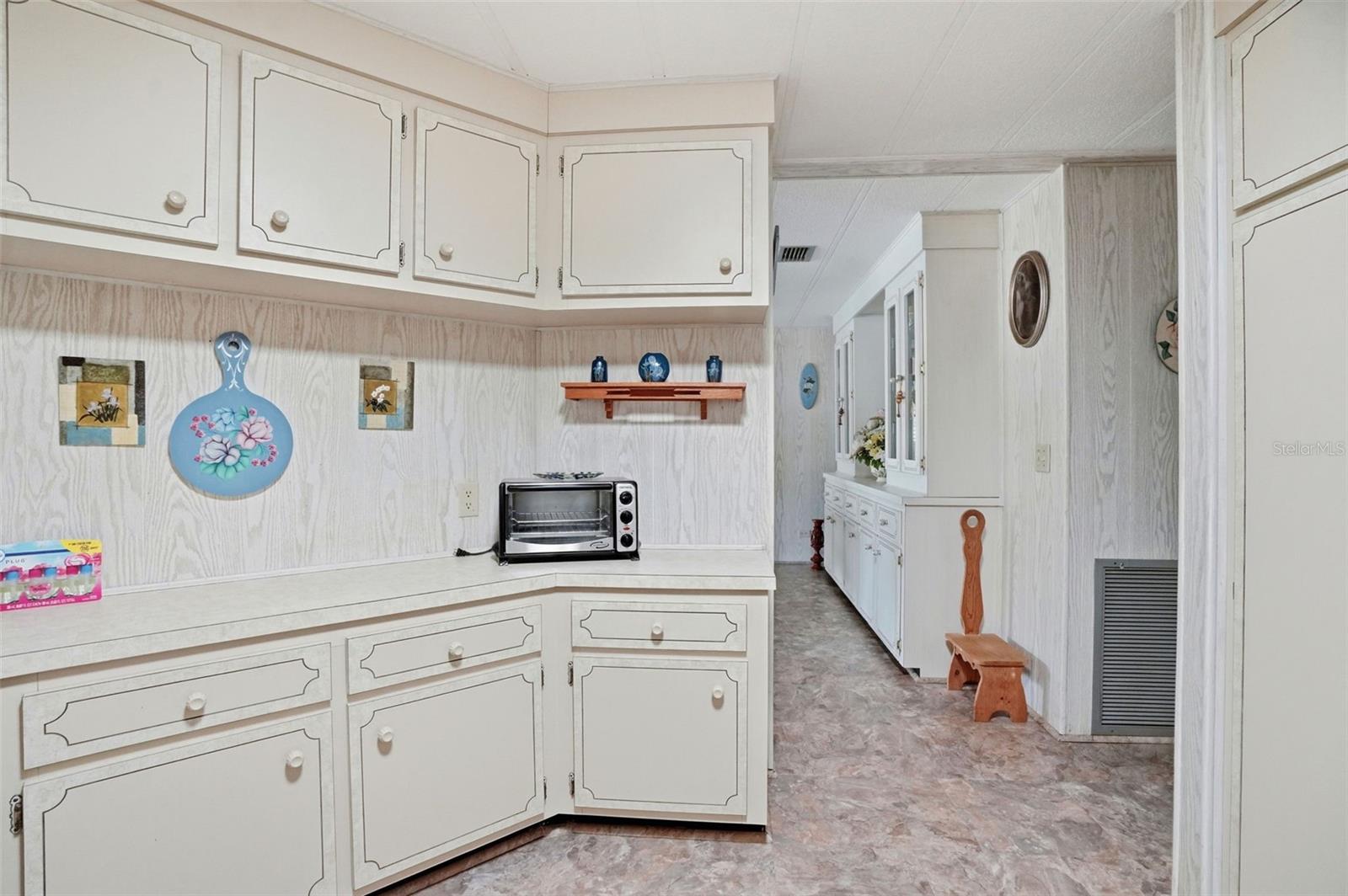 Image 9 of 61 For 8496 Highpoint Boulevard