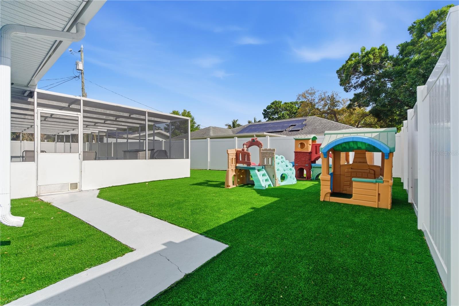 Image 32 of 37 For 1379 Lemon Street