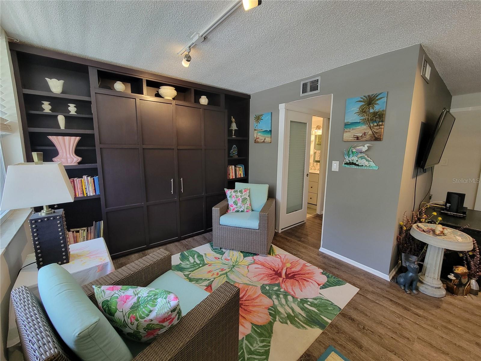 Image 10 of 40 For 4720 Locust Street Ne 219