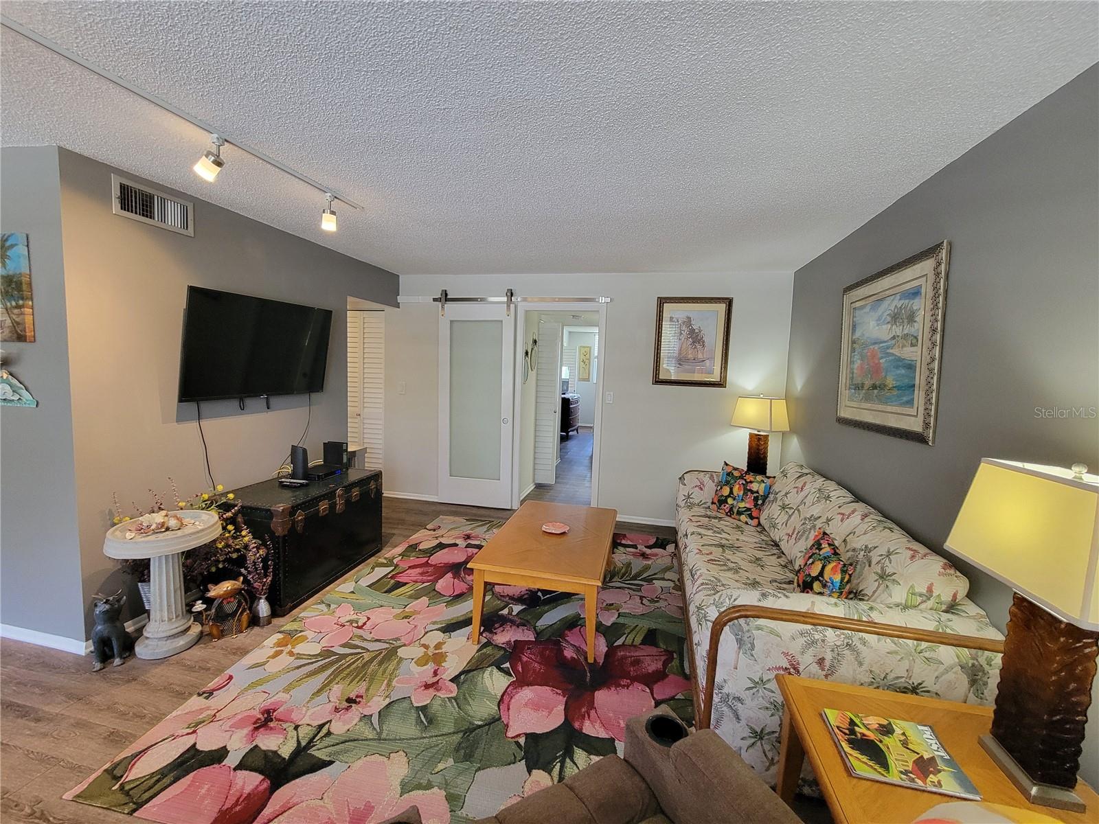 Image 6 of 40 For 4720 Locust Street Ne 219