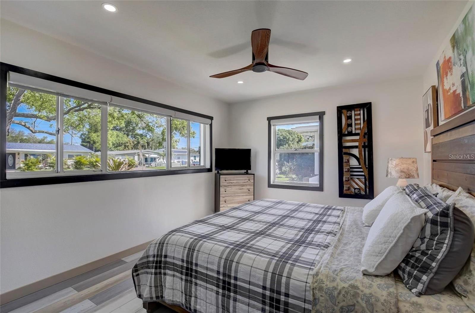 Listing photo id 14 for 5428 7th Avenue N