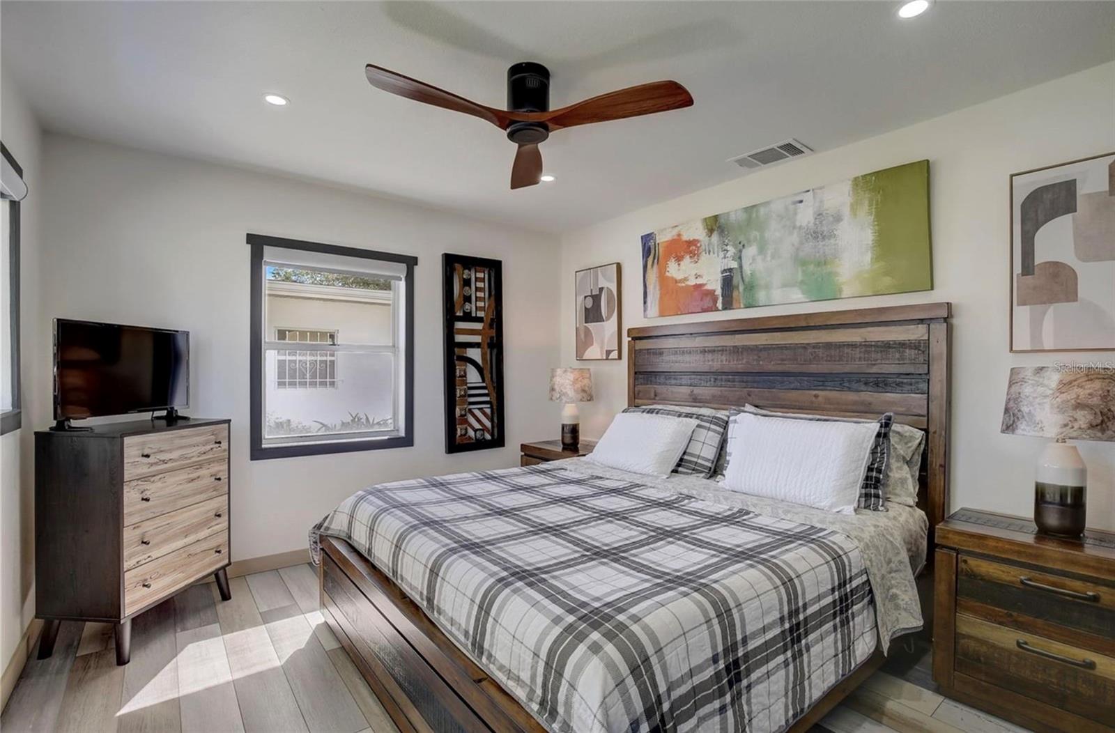 Listing photo id 15 for 5428 7th Avenue N