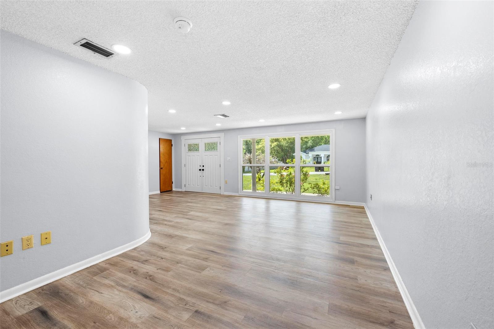 Image 26 of 43 For 416 Ederington Drive