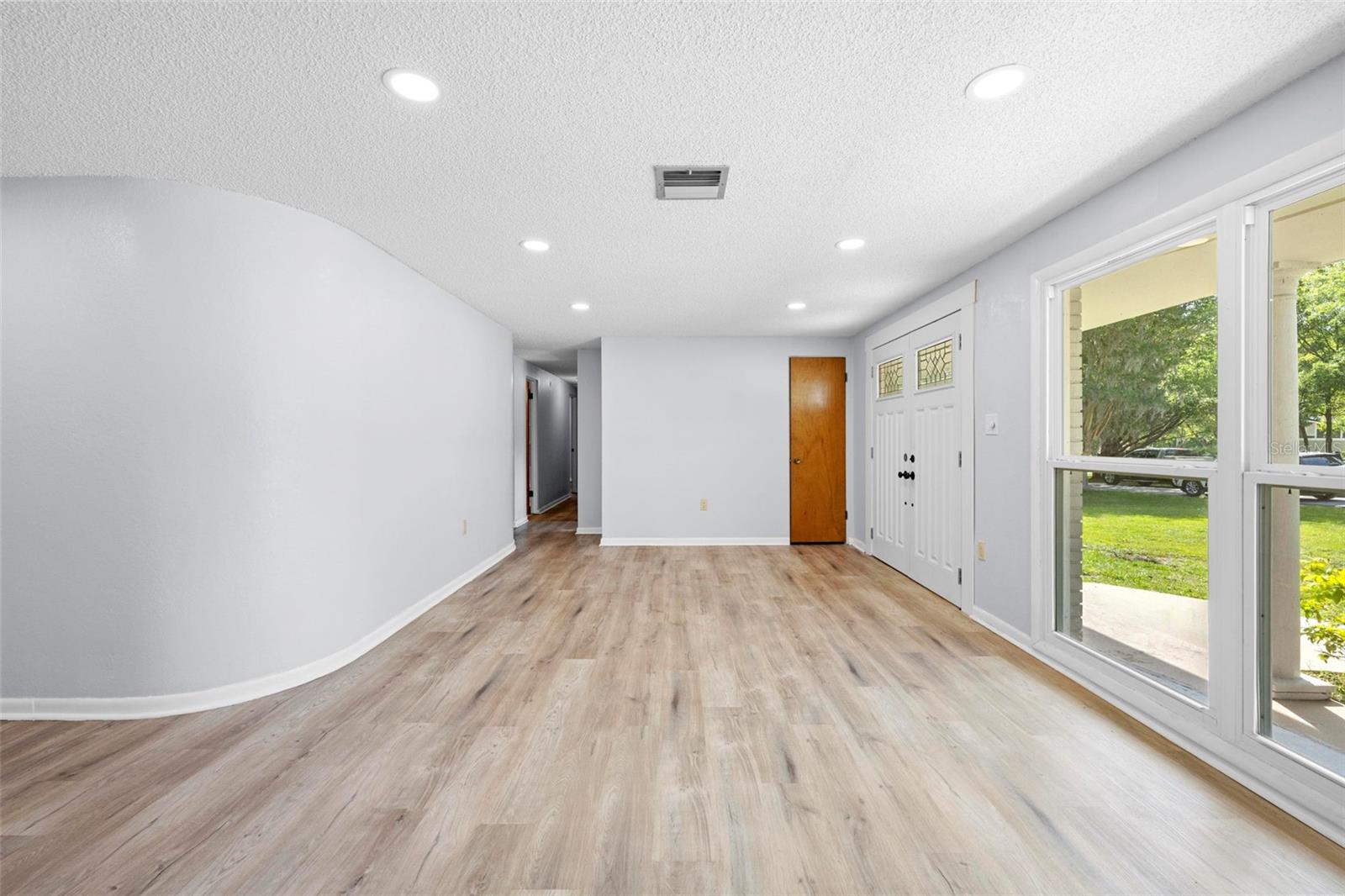 Image 27 of 43 For 416 Ederington Drive