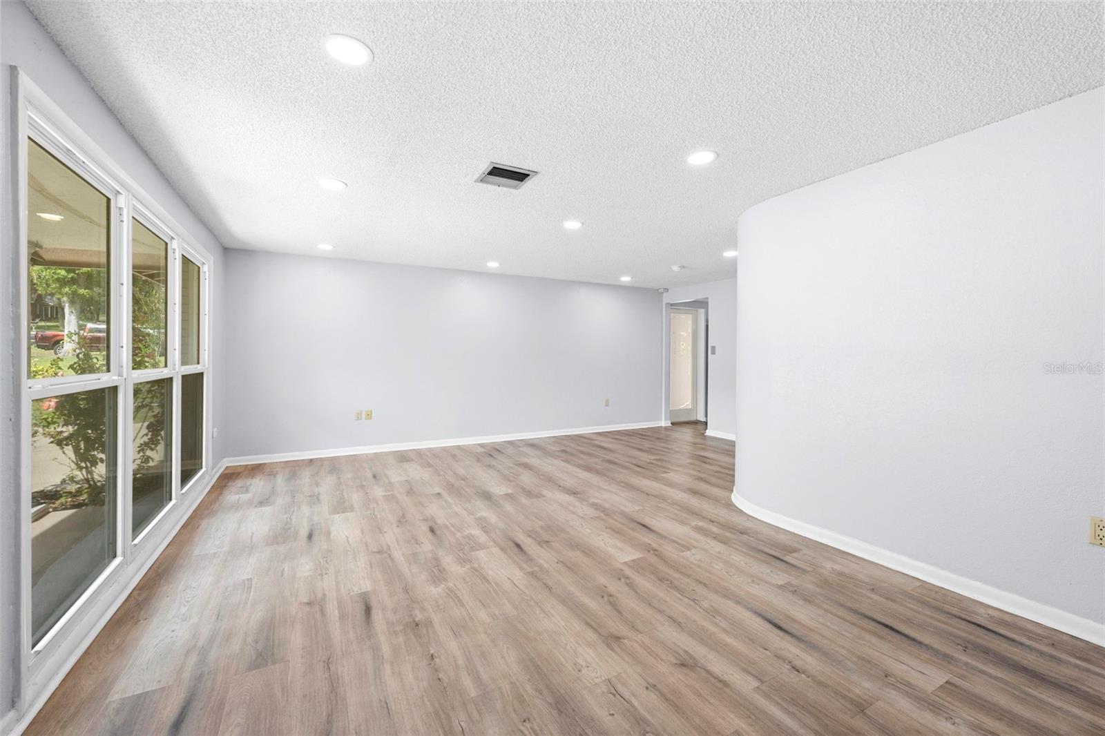 Image 29 of 43 For 416 Ederington Drive