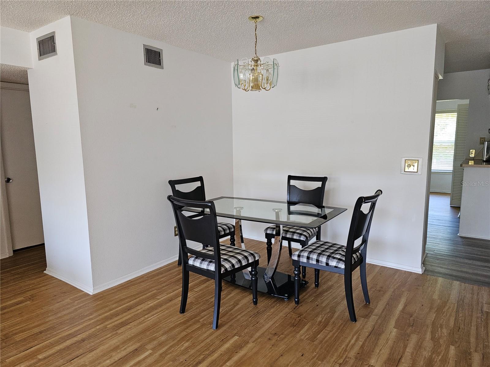 Image 8 of 67 For 2386 Sumatran Way 44