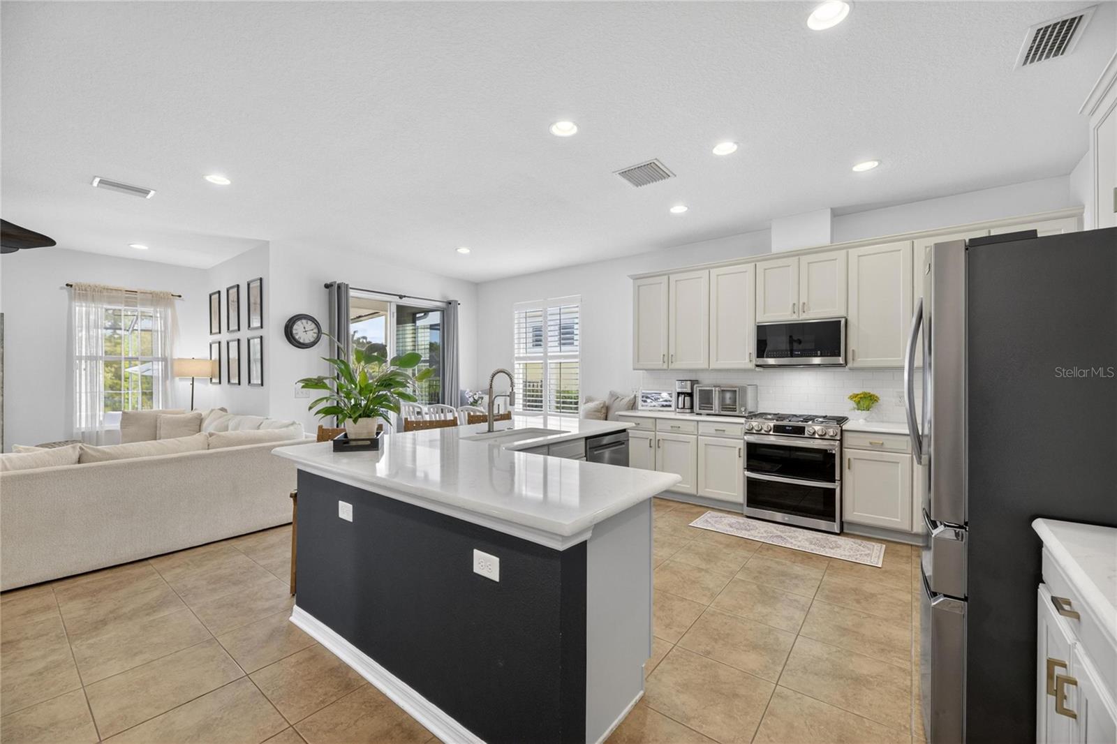 Image 6 of 72 For 8115 Savannah Point Court