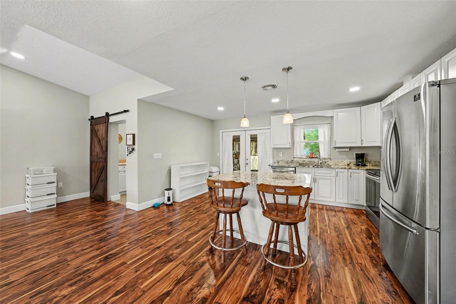 Image 10 of 26 For 4015 Land Avenue 2