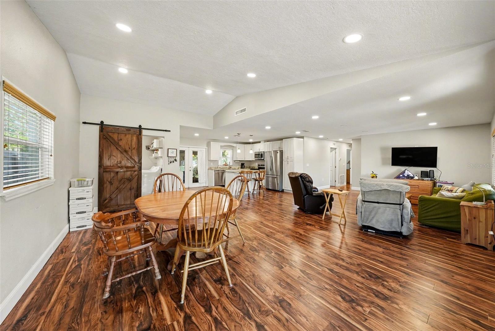 Image 12 of 26 For 4015 Land Avenue 2