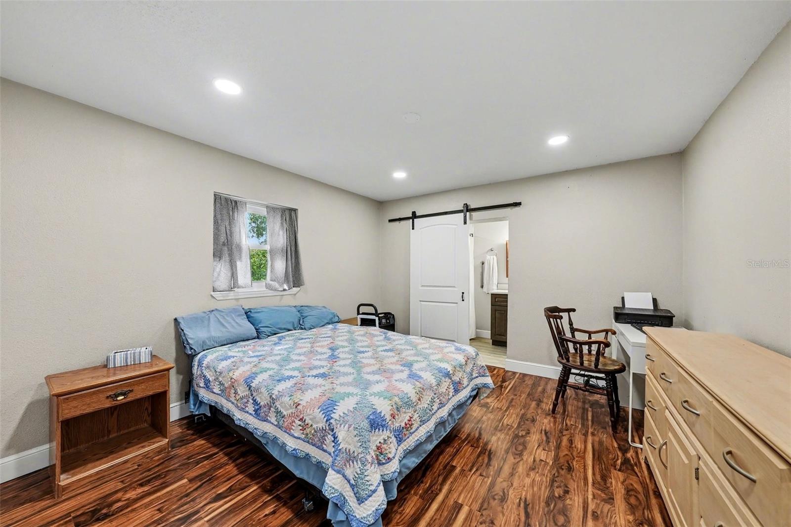 Image 16 of 26 For 4015 Land Avenue 2