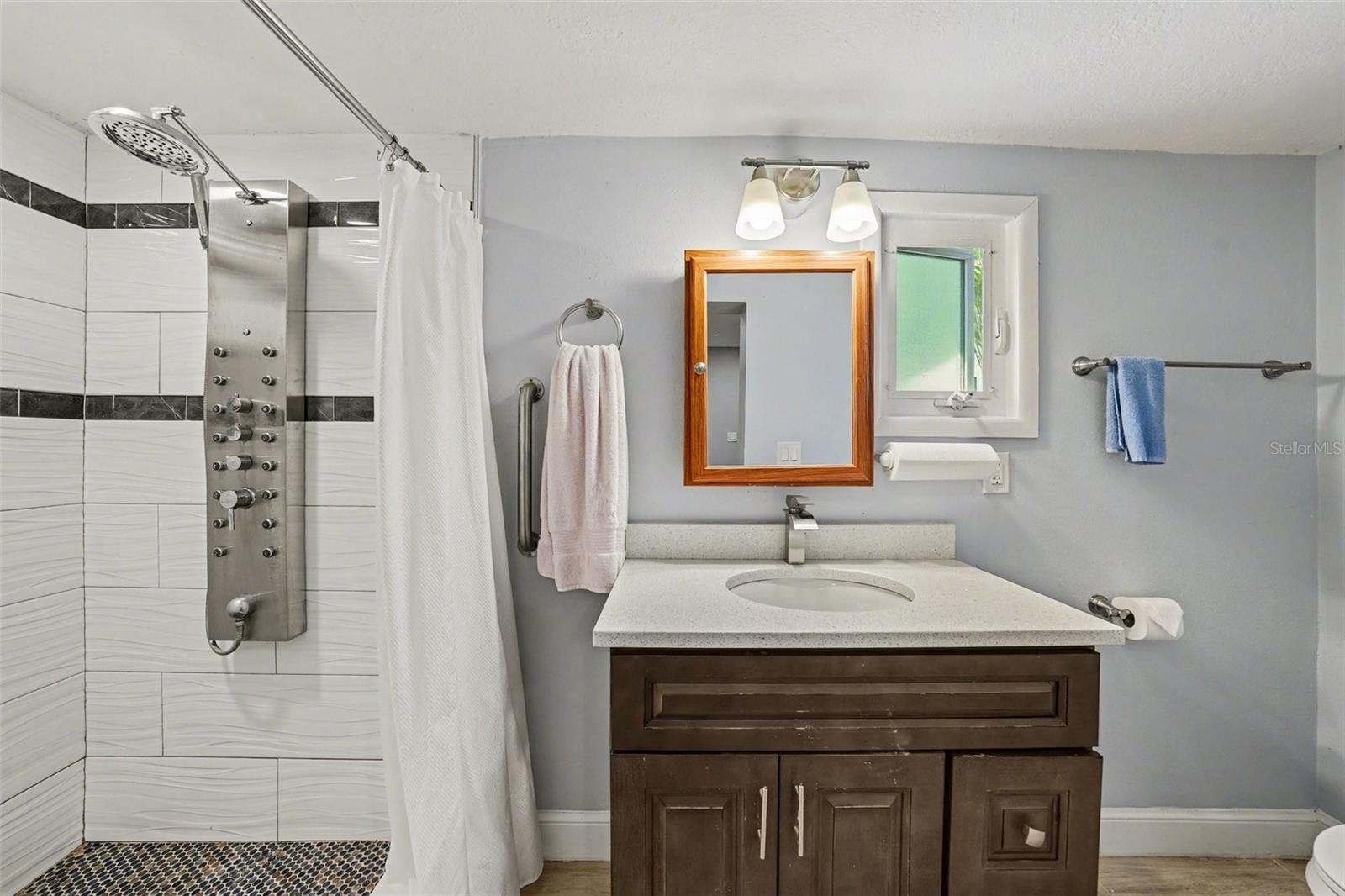 Image 19 of 26 For 4015 Land Avenue 2