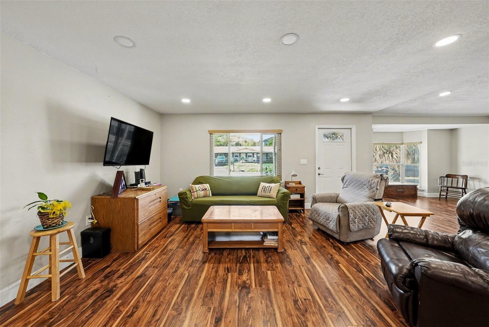 Image 4 of 26 For 4015 Land Avenue 2