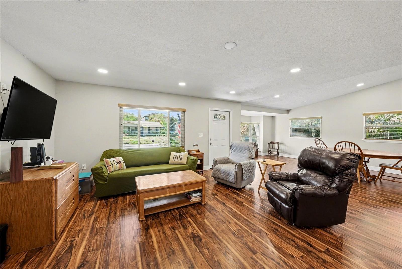 Image 5 of 26 For 4015 Land Avenue 2