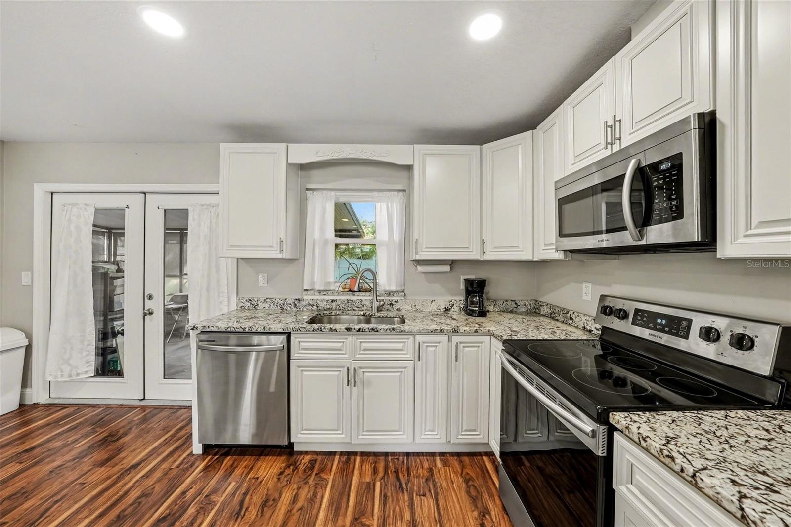 Image 7 of 26 For 4015 Land Avenue 2