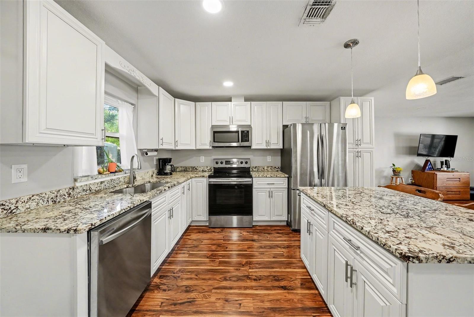 Image 9 of 26 For 4015 Land Avenue 2