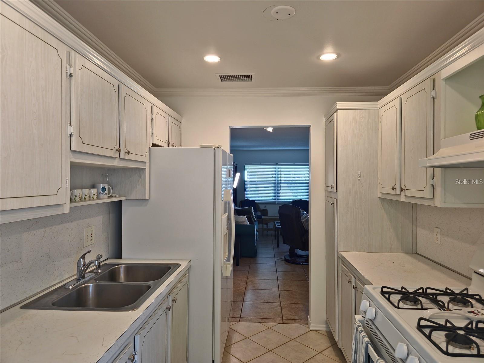 Listing photo id 7 for 5267 81st Street N 5